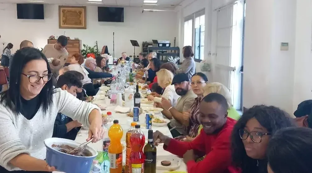 “Credenti della chiesa evangelica di Vigevano durante un incontro agape”