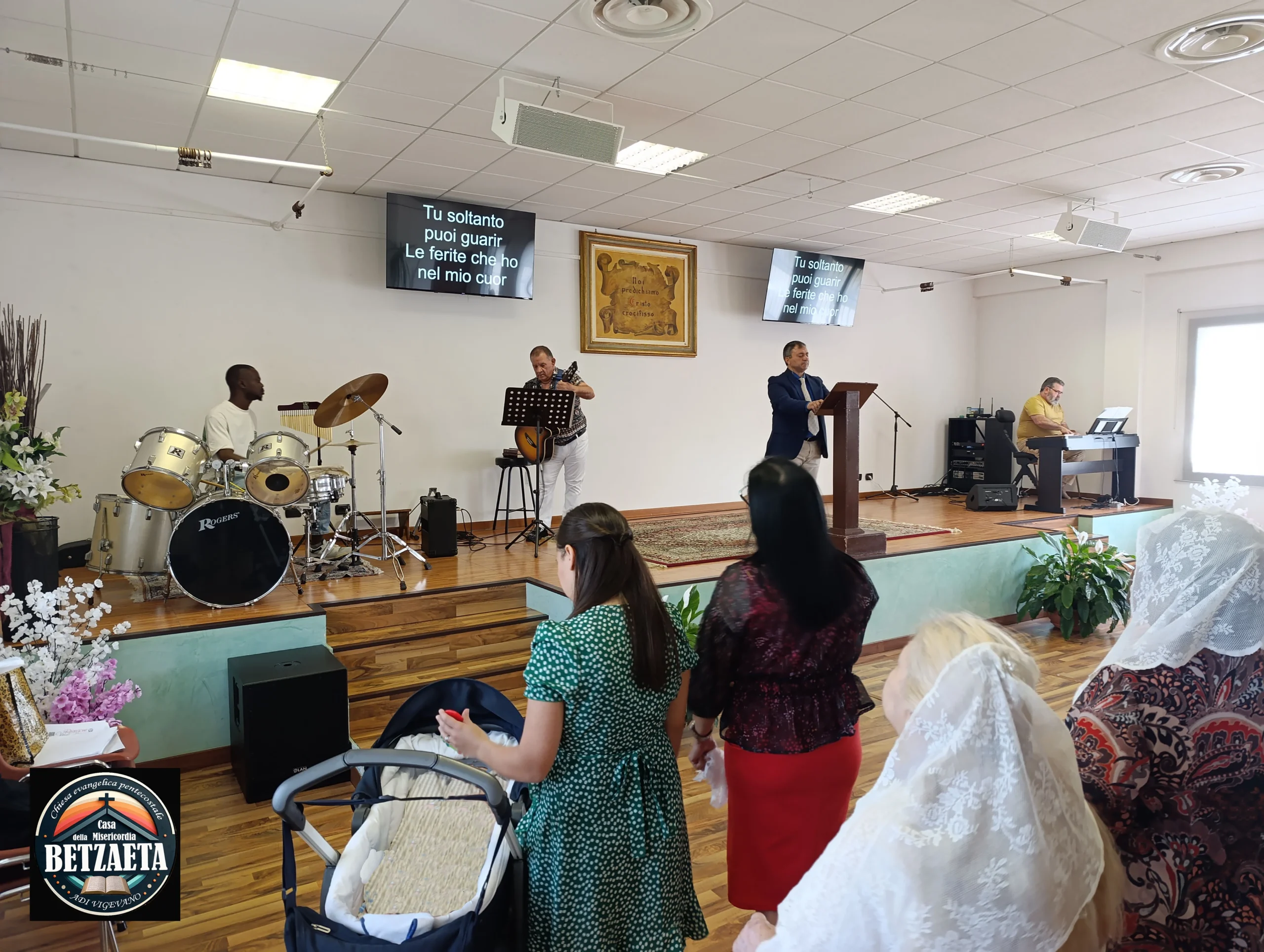 “Culto domenicale della Chiesa Evangelica ADI Vigevano Betzaeta durante la predicazione biblica”